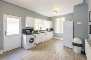 Large Contractor & Worker House - Free Parking - by ComfyWorkers